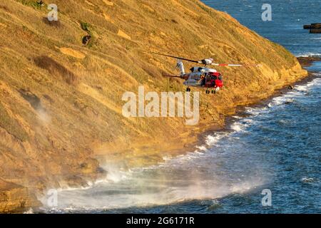 Sikorsky S-92a Küstenwache Übung an der Küste von Yorkshire. Stockfoto