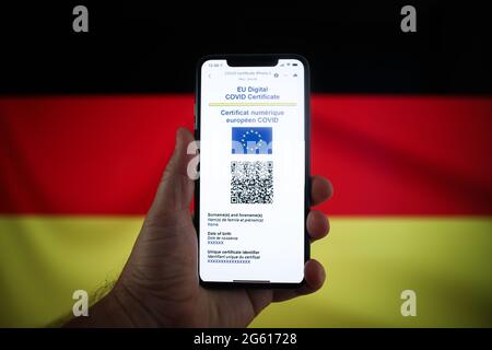 Auf einem mobilen Gerät mit einer deutschen Flagge im Hintergrund ist in dieser Abbildung am 1. Juli 202 in Warschau, Polen, ein EU-COVID-Zertifikat zu sehen Stockfoto