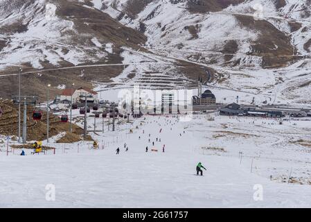 Skipiste mit Menschen Skifahren, Erciyes, Kayseri, Türkei Stockfoto