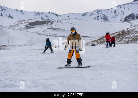 Skipiste mit Menschen Skifahren, Erciyes, Kayseri, Türkei Stockfoto