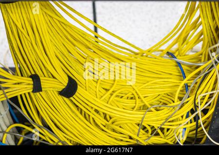 Die gelben Netzwerkkabel im Serverraum für die Verbindung mit einem Netzwerk-Internet Stockfoto