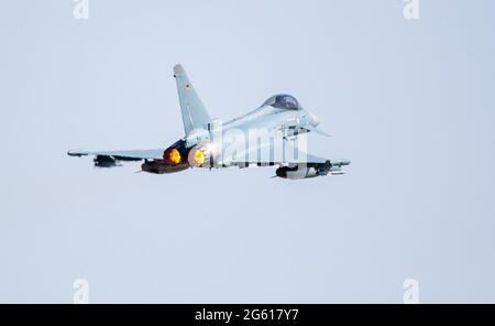 01. Juli 2021, Rumänien, Mihail Kogalniceanu: Ein Eurofighter der deutschen Luftwaffe fliegt über einen NATO-Flughafen in Rumänien. Foto: Christophe Gateau/dpa Stockfoto