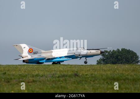 01. Juli 2021, Rumänien, Mihail Kogalniceanu: Eine Mikoyan-Gurevich MiG-21 hebt von einem NATO-Flughafen in Rumänien ab. Foto: Christophe Gateau/dpa Stockfoto