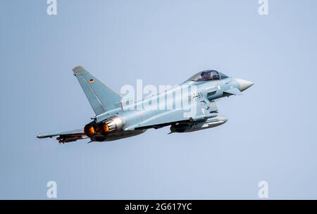 01. Juli 2021, Rumänien, Mihail Kogalniceanu: Ein Eurofighter der deutschen Luftwaffe fliegt über einen NATO-Flughafen in Rumänien. Foto: Christophe Gateau/dpa Stockfoto