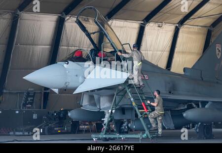 01. Juli 2021, Rumänien, Mihail Kogalniceanu: Ein britischer Eurofighter-Taifun der Luftwaffe steht auf einem NATO-Flughafen in Rumänien. Foto: Christophe Gateau/dpa Stockfoto
