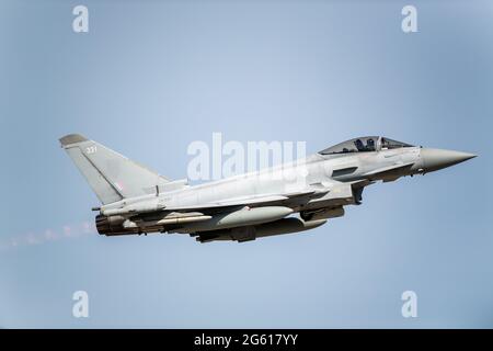 01. Juli 2021, Rumänien, Mihail Kogalniceanu: Ein britischer Eurofighter-Taifun der Luftwaffe fliegt über einen NATO-Flughafen in Rumänien. Foto: Christophe Gateau/dpa Stockfoto