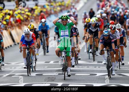 Der Brite Mark Cavendish von Deceuninck - Quick-Step feiert, als er die Ziellinie überquert, um den Massensprint im Ziel der sechsten Etappe von zu gewinnen Stockfoto