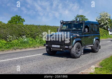 2020 neuer moderner grüner 90 Land Rover Puma Geländewagen im Geländewagen auf dem Weg zur Capesthorne Hall Classic Car Show im Mai in Cheshire, Großbritannien Stockfoto