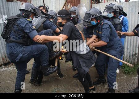 Kathmandu, NE, Nepal. Juli 2021. Die nepalesische Polizei zwickt während eines regierungsfeindlichen Protestes in Kathmandu mit einem Demonstranten zusammen. Die Proteste in Nepal haben sich nach der Auflösung des Parlaments Anfang Mai verschärft. Quelle: Aryan Dhimal/ZUMA Wire/Alamy Live News Stockfoto