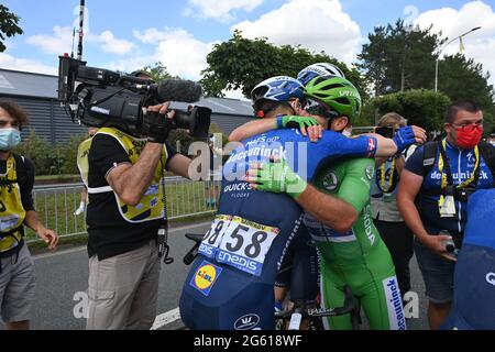 Der Brite Mark Cavendish von Deceuninck - Quick-Step und der Däne Michael Morkov von Deceuninck - Quick-Step feiern, nachdem er die sechste Etappe der gewonnen hat Stockfoto