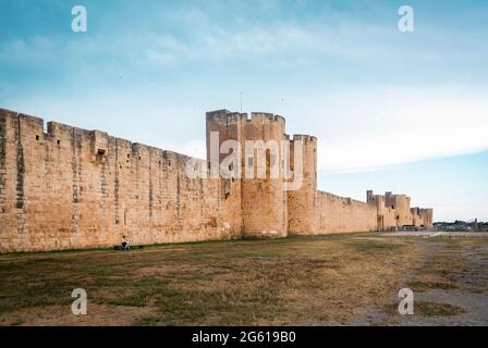 Aigues-Mortes, Ozitanien, Frankreich; 1. August 2018: Gesamtansicht der Mauern der mittelalterlichen Stadt Aigues-Mortes Stockfoto