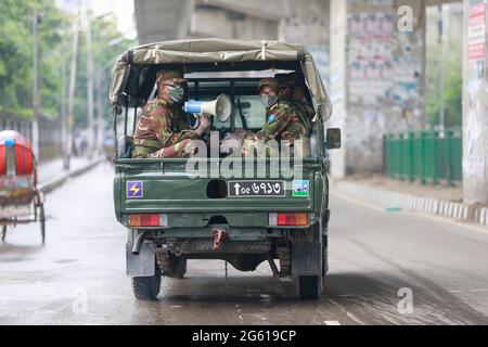 1. Juli 2021, Dhaka, Bangladesch: Während der landesweiten Sperre patrouillieren Armeekräfte in Dhaka, Bangladesch, 01. Juli 2021. Die Behörden Bangladeschs verhängten eine Woche lang die landesweite Sperre, die aufgrund der zunehmenden Coronavirus-Infektionen und der Todesfälle durch Coronavirus im Land immer häufiger durchgeführt wurde. (Bild: © Suvra Kanti das/ZUMA Wire) Stockfoto