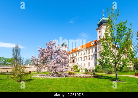 Mnisek pod Brdy - romantisches Schloss Stockfoto