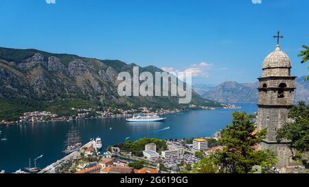 Blick auf die Altstadt, Gebäude mit roten Ziegeldächern vor der Kulisse der Meeresbucht und der Berge. Schöne Aussicht von oben. Europa, Montenegro. Stockfoto