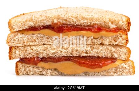 Klassische Erdnussbutter und Strawberry Jelly Sandwich auf Brot aus Weizen Stockfoto