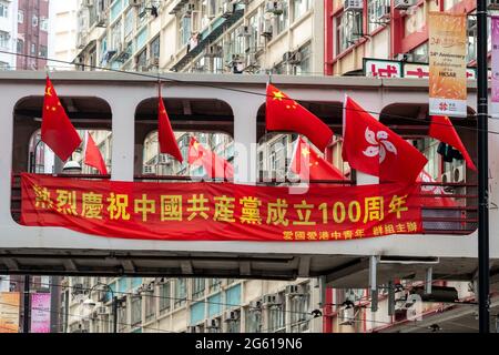 Hongkong, China. Juli 2021. HONGKONG, HONGKONG SAR, CHINA: 1. JULI 2021. Chinesische Flaggen übertreffen die Hongkonger Flaggen in Teilen Hongkongs zum 24. Jahrestag der Übergabe Hongkongs von Großbritannien an China im Jahr 1997 und fällt mit dem 100. Jahrestag der Kommunistischen Partei Chinas zusammen. North Point, mit einer großen patriotischen Bevölkerung der Provinz Fujian, war der Schauplatz vieler Straßenschlachten während der Proteste in Hongkong. Alamy Live Nachrichten/Jayne Russell Kredit: Jayne Russell/Alamy Live Nachrichten Stockfoto