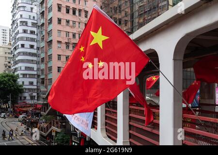 Hongkong, China. Juli 2021. HONGKONG, HONGKONG SAR, CHINA: 1. JULI 2021. Chinesische Flaggen übertreffen die Hongkonger Flaggen in Teilen Hongkongs zum 24. Jahrestag der Übergabe Hongkongs von Großbritannien an China im Jahr 1997 und fällt mit dem 100. Jahrestag der Kommunistischen Partei Chinas zusammen. North Point, mit einer großen patriotischen Bevölkerung der Provinz Fujian, war der Schauplatz vieler Straßenschlachten während der Proteste in Hongkong. Alamy Live Nachrichten/Jayne Russell Kredit: Jayne Russell/Alamy Live Nachrichten Stockfoto