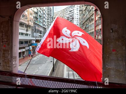 Hongkong, China. Juli 2021. HONGKONG, HONGKONG SAR, CHINA: 1. JULI 2021. Chinesische Flaggen übertreffen die Hongkonger Flaggen in Teilen Hongkongs zum 24. Jahrestag der Übergabe Hongkongs von Großbritannien an China im Jahr 1997 und fällt mit dem 100. Jahrestag der Kommunistischen Partei Chinas zusammen. North Point, mit einer großen patriotischen Bevölkerung der Provinz Fujian, war der Schauplatz vieler Straßenschlachten während der Proteste in Hongkong. Alamy Live Nachrichten/Jayne Russell Kredit: Jayne Russell/Alamy Live Nachrichten Stockfoto