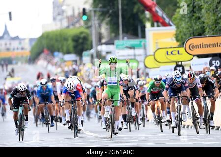 Der Brite Mark Cavendish von Deceuninck - Quick-Step feiert, als er die Ziellinie überquert, um den Massensprint im Ziel der sechsten Etappe von zu gewinnen Stockfoto