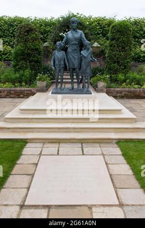 Ein Pflasterstein mit einem Ausschnitt, der vom Maß EINES man-Gedichts inspiriert wurde und vor der Statue von Diana, Prinzessin von Wales, im versunkenen Garten des Kensington Palace, London, liegt. Die Inschrift lautet: 'Dies sind die Maßeinheiten, um den Wert dieser Frau als Frau unabhängig von der Geburt zu messen. Nicht was war ihre Station? Aber hatte sie ein Herz? Wie hat sie ihre gottgegebene Rolle gespielt?“ Bilddatum: Donnerstag, 1. Juli 2021. Stockfoto