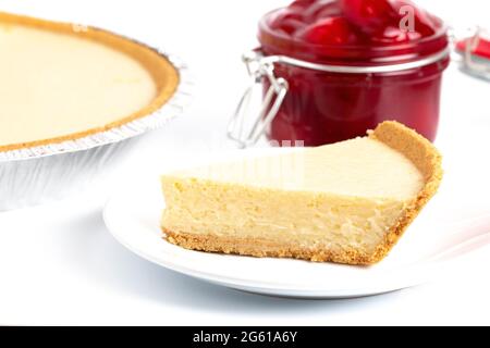 Ein klassischer, einfacher Käsekuchen ohne Bake in einer Graham Cracker Kruste und Kirschen Stockfoto