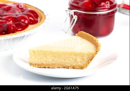 Ein klassischer, einfacher Käsekuchen ohne Bake in einer Graham Cracker Kruste und Kirschen Stockfoto