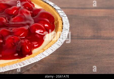 Ein klassischer No Bake Cherry Käsekuchen in einer Graham Cracker Kruste Stockfoto