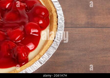 Ein klassischer No Bake Cherry Käsekuchen in einer Graham Cracker Kruste Stockfoto