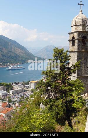 Blick auf die Altstadt, Gebäude mit roten Ziegeldächern vor der Kulisse der Meeresbucht und der Berge. Schöne Aussicht von oben. Europa, Montenegro. Stockfoto