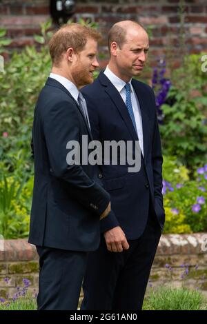 Der Herzog von Cambridge (rechts) und der Herzog von Sussex vor der Enthüllung einer Statue, die sie an ihrem 60. Geburtstag von ihrer Mutter Diana, Prinzessin von Wales, im versunkenen Garten im Kensington Palace, London, in Auftrag gaben. Bilddatum: Donnerstag, 1. Juli 2021. Stockfoto