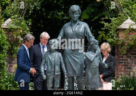 Bildhauer Ian Rank-Broadley, Earl Spencer und Lady Sarah McCorquodale nach der Enthüllung einer Statue von Diana, Prinzessin von Wales, im versunkenen Garten im Kensington Palace, London, zu ihrem 60. Geburtstag. Bilddatum: Donnerstag, 1. Juli 2021. Stockfoto