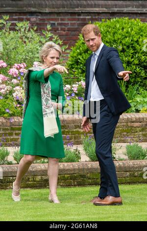Der Herzog von Sussex und Julia Samuel, Gründerin von Child Trauavement UK, vor der Enthüllung einer Statue seiner Mutter Diana, Prinzessin von Wales, im versunkenen Garten im Kensington Palace, London, zu ihrem 60. Geburtstag. Bilddatum: Donnerstag, 1. Juli 2021. Stockfoto