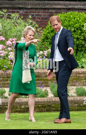 Der Herzog von Sussex und Julia Samuel, Gründerin von Child Trauavement UK, vor der Enthüllung einer Statue seiner Mutter Diana, Prinzessin von Wales, im versunkenen Garten im Kensington Palace, London, zu ihrem 60. Geburtstag. Bilddatum: Donnerstag, 1. Juli 2021. Stockfoto