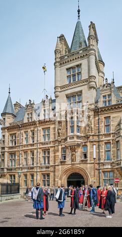 Lehrer und Studenten am Abschlusstag, Gonville and Caius College, Universität Cambridge, England, 1. Juli 2021. Stockfoto