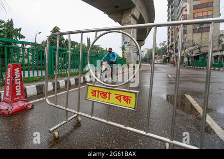 Dhaka, Bangladesch. Juli 2021. Ein Mann fährt während der landesweiten Sperre ein Fahrrad, um den Ausbruch der Coronavirus-Krankheit (COVID-19) in Dhaka, Bangladesch, am 01. Juli 2021 einzudämmen. Die Behörden Bangladeschs verhängten eine Woche lang die landesweite Sperre, die aufgrund der zunehmenden Coronavirus-Infektionen und der Todesfälle durch Coronavirus im Land immer häufiger durchgeführt wurde. Quelle: Suvra Kanti das/ZUMA Wire/Alamy Live News Stockfoto