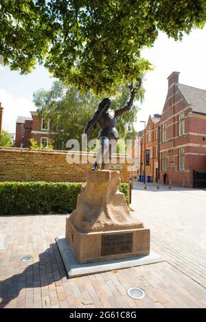 Statue von König Richard III der letzte König von England, der in der Schlacht vor der Leicester Cathedral getötet wurde Stockfoto