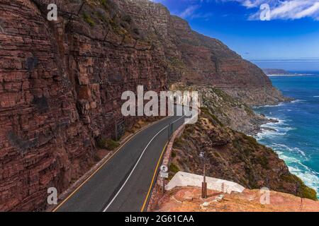 Die Cliffside Road des Chapman's Peak Drive schlängelt sich über das Meer der Hout Bay in Cape Peninsula, Südafrika. Stockfoto