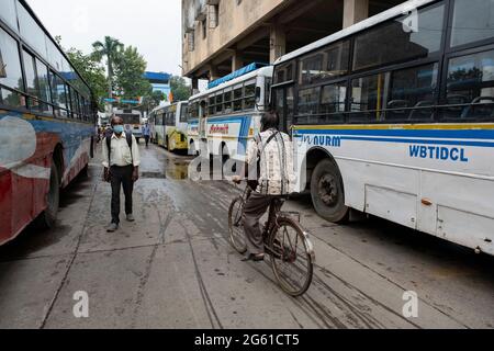 Ein täglicher Fahrgast, der in einer Busstation durch die Fahrspuren fährt.West Bengalen Govt hat die Sperrungsbeschränkungen vom 1. Juli bis zum 15. Juli etwas entspannt. Busse, Autos, toto-Dienste wurden wieder aufgenommen, sowie Fitness-Studio, Salon und Salon können mit 50% der Bevölkerung eröffnet werden. Züge und U-Bahnen sind bis auf weiteres geschlossen. (Foto von Dipayan Bose / SOPA Images/Sipa USA) Stockfoto