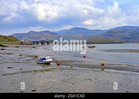 Blick über die Afron Mawddach Mündung zur Barmouth Bridge in Nord-Wales Stockfoto