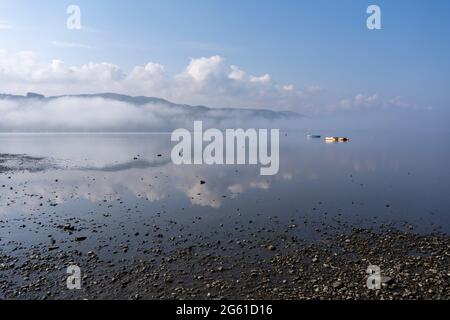 Am frühen Morgen Nebel auf Llyn Tegid oder Bala Lake in Gwynedd, Wales. Stockfoto