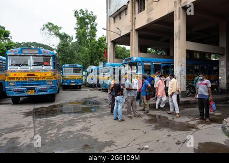 Kalkutta, Indien. Juli 2021. Die täglichen Passagiere, die in einer städtischen Busstation auf Busse warteten, wurden als Busse, Autos und hin- und Rückfahrten wieder aufgenommen.West Bengalen Govt hat die Sperrungsbeschränkungen vom 1. Juli bis zum 15. Juli etwas lockert. Busse, Autos, toto-Dienste wurden wieder aufgenommen, sowie Fitness-Studio, Salon und Salon können mit 50% der Bevölkerung eröffnet werden. Züge und U-Bahnen sind bis auf weiteres geschlossen. Kredit: SOPA Images Limited/Alamy Live Nachrichten Stockfoto