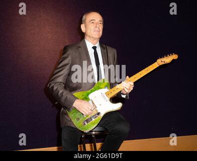 Ein Photo-Call mit Francis Rossi von Status Quo fand in Bonhams, London, vor dem Erinnerungsverkauf mit seiner berühmten Green Fender Gitarre statt Stockfoto