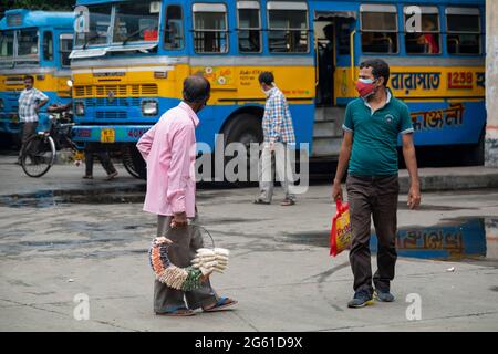 Kalkutta, Indien. Juli 2021. Ein Busshawker sah, dass in einer städtischen Busstation auf den Bus gewartet wurde, da die Busse, Autos und toto wieder aufgenommen wurden.West Bengalen Govt hat die Sperrungsbeschränkungen vom 1. Juli bis zum 15. Juli etwas entspannt. Busse, Autos, toto-Dienste wurden wieder aufgenommen, sowie Fitness-Studio, Salon und Salon können mit 50% der Bevölkerung eröffnet werden. Züge und U-Bahnen sind bis auf weiteres geschlossen. Kredit: SOPA Images Limited/Alamy Live Nachrichten Stockfoto