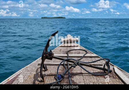 Alter hölzerner Bootsbogen mit rostigen Anker nähert sich der tropischen Insel im Indischen Ozean Stockfoto