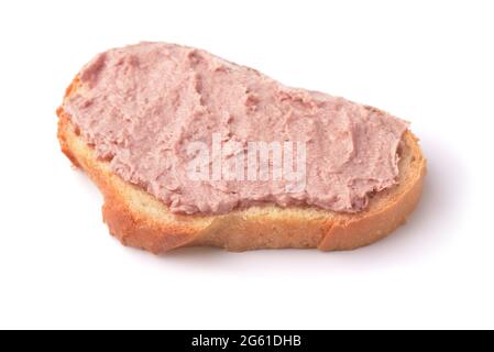 Scheibe Weizenbrot mit Leberpastete isoliert auf weiß Stockfoto