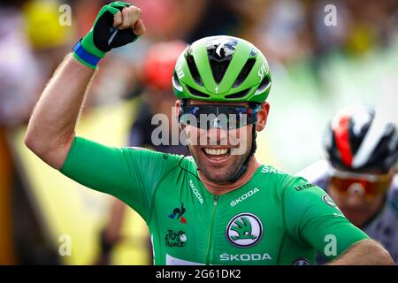 Der Brite Mark Cavendish von Deceuninck - Quick-Step im grünen Trikot feiert, als er die Ziellinie überquert und die sechste Etappe des 108 t gewinnt Stockfoto