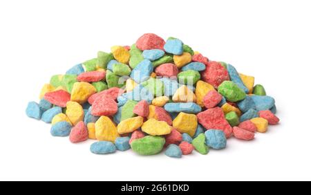 Haufen von bunten dekorativen Kies isoliert auf weiß Stockfoto