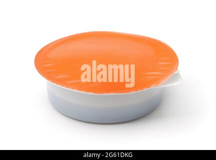 Einweg-Kunststoff-Sauce Tasse mit blanken orangefarbenen Folienabdeckung isoliert auf weiß Stockfoto