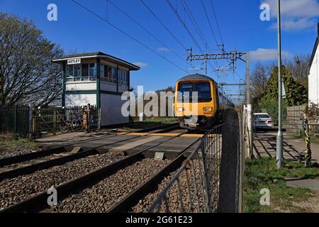 Astley-Signalbox und Bahnübergang zwischen Liverpool und Manchester. Ein nördlicher Elektrozug fährt am Karfreitag 2021 an der Astley-Signalbox vorbei. Stockfoto