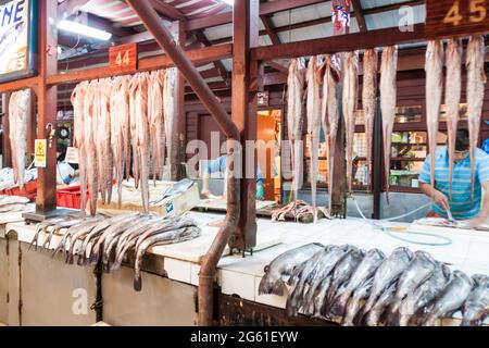 PUERTO MONTT, CHILE - 1. MÄRZ 2015: Fischstände auf dem Fischmarkt in Puerto Montt, Chile Stockfoto